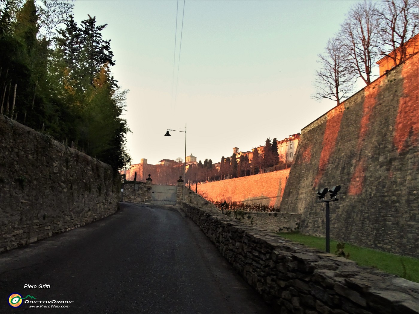 68 Mura venete in via Tre Armi nei colori del tramonto.JPG